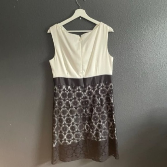 NWT Chetta B Women's White Black Drape Neck Eyelet Lace Hem Sheath Dress Size 12 - Picture 2 of 4